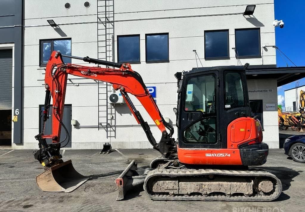 Kubota KX057-4 (2018) – Mini-Pelle 5,6 Tonnes – 5 600 h – Entièrement Révisée avec 3 Godets