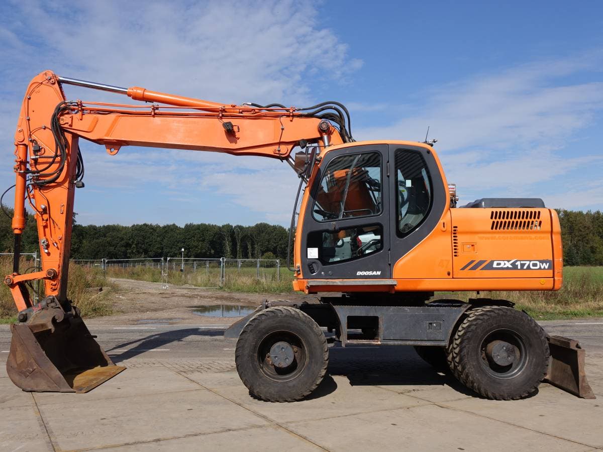 Pelle sur pneus Doosan DX170W 2009 – 17,7T – 5253h – Occasion