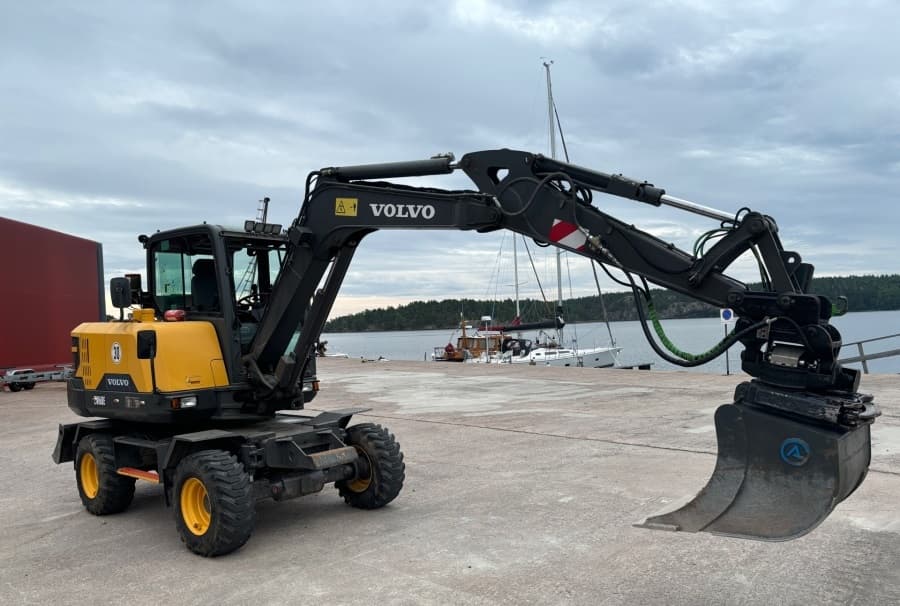 Pelle sur pneus Volvo EW60E 2017 – 5,9T – Marteau + 3 Accessoires – 3635h