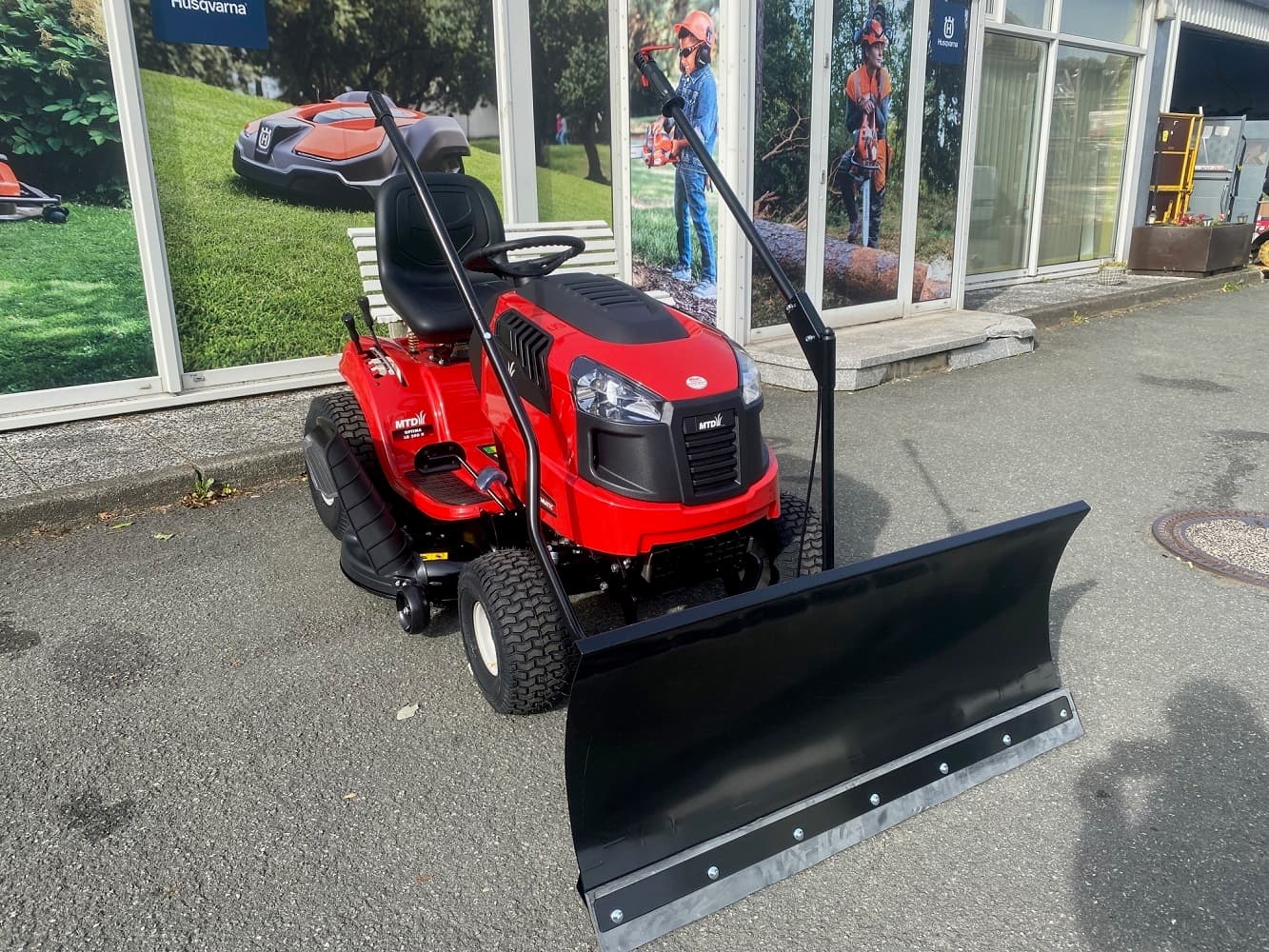 MTD Rasentraktor OPTIMA LG 200 H mit Schneeschild 120 Plus
