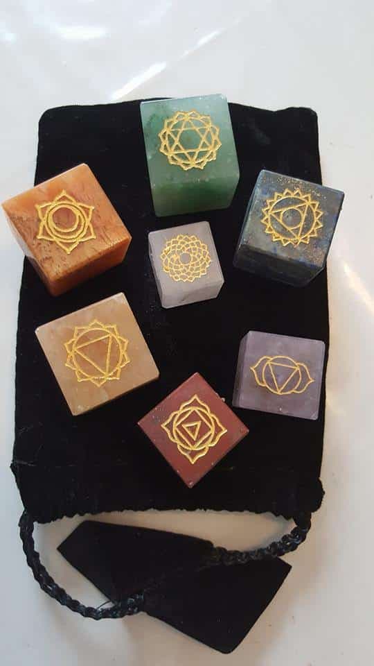 7 Chakras gravés - Lot de 7 cubes en pierre