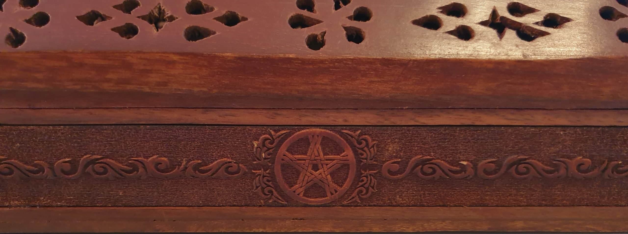 Boîte brûle encens sculptée en bois pentagramme — 30 cm