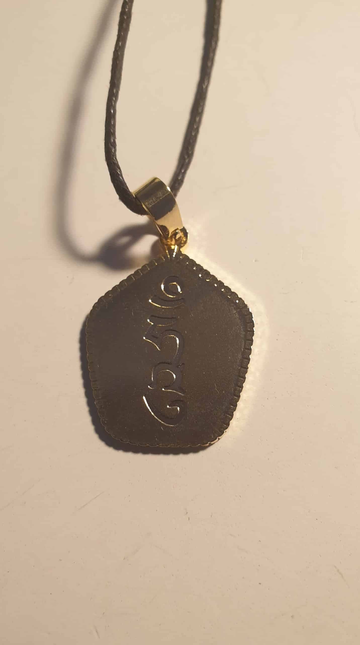 Collier kalachakra et mantra couleur or — 2,5×2 cm