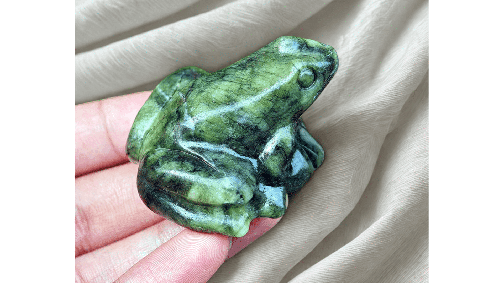 GRENOUILLE EN SERPENTINE NATURELLE – 5 CM