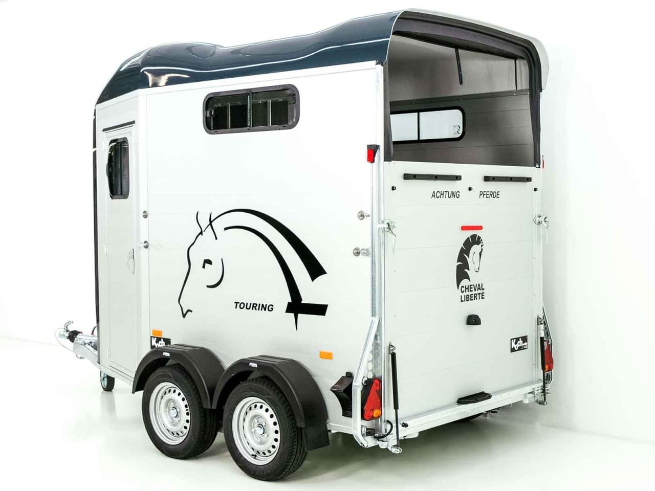 Cheval Liberte paardentrailer voor toer- en springtochten | Pullman chassis | Zadelkamer | Zwart - Nieuw