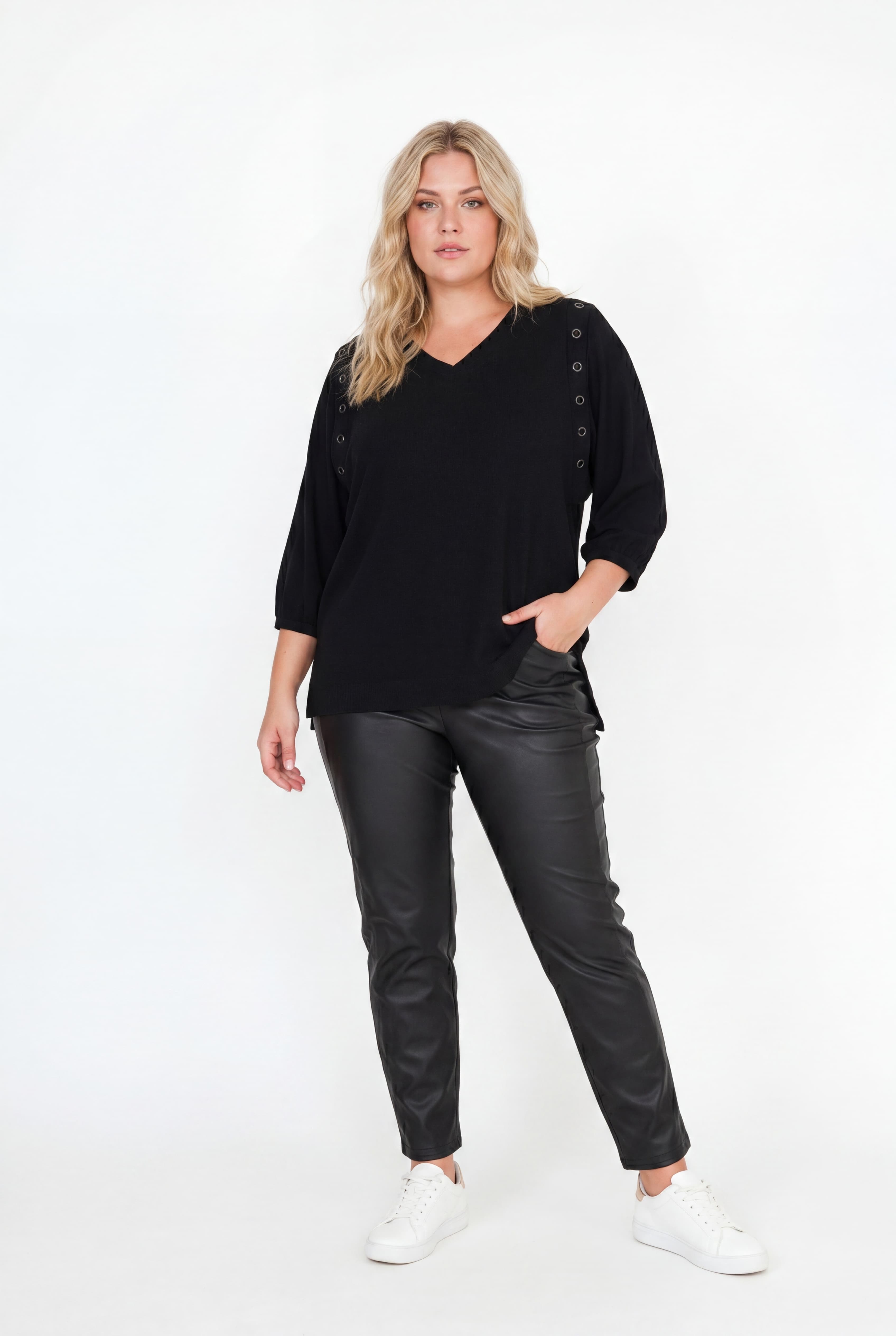Pull uni en cote avec oeillet