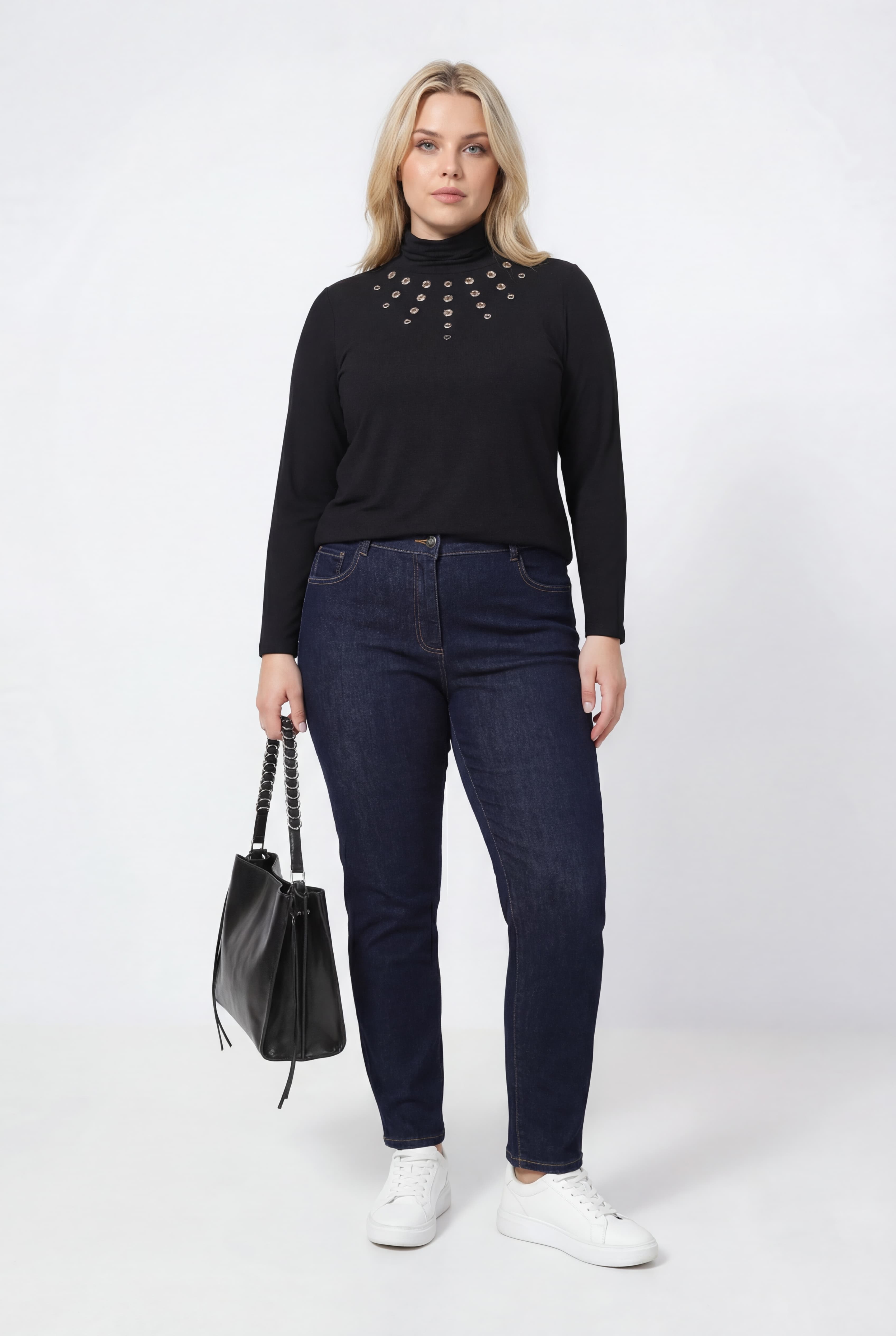 Pull en maille fine avec oeillets decoratif