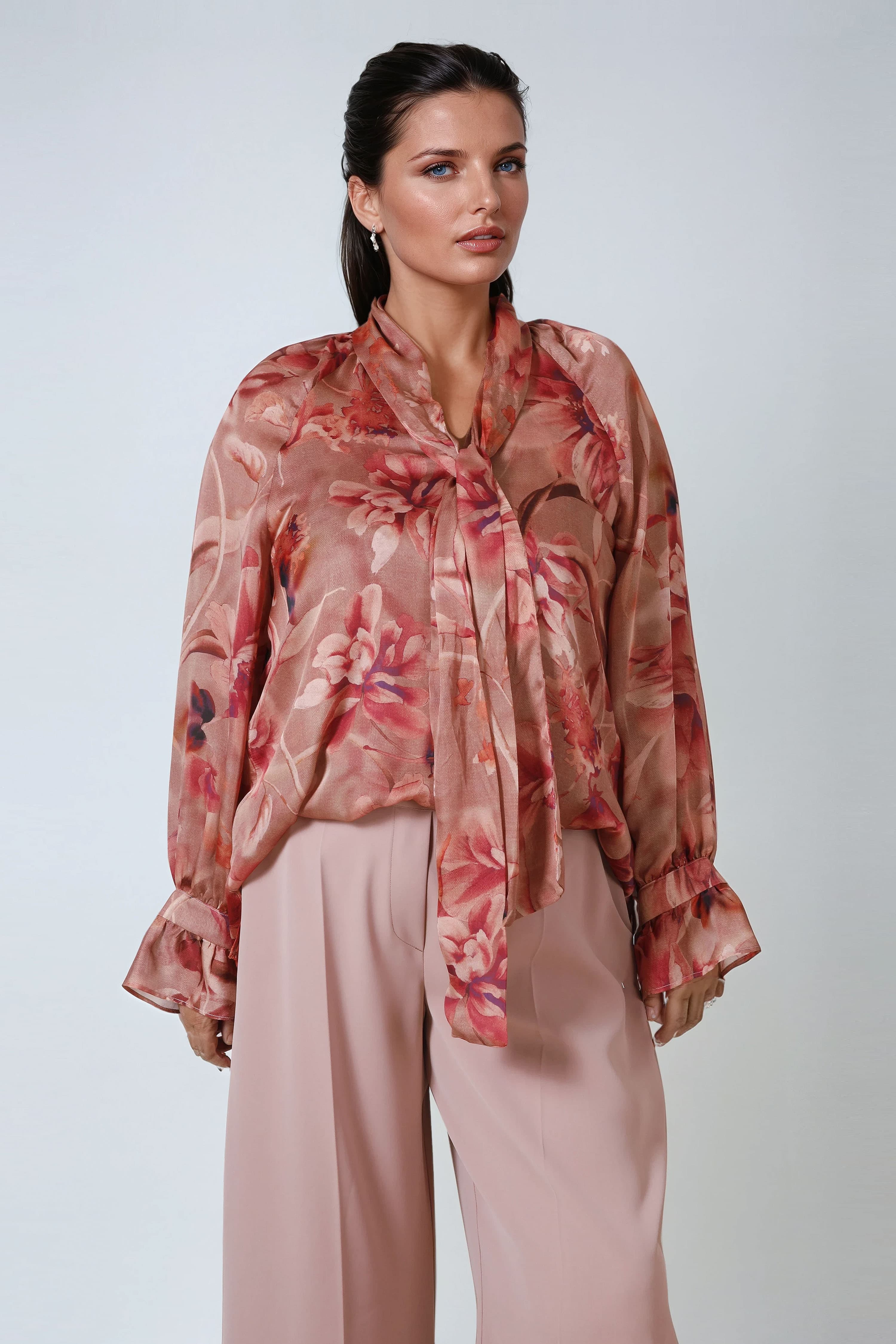 Chemise col cravate fluide à imprimé floral