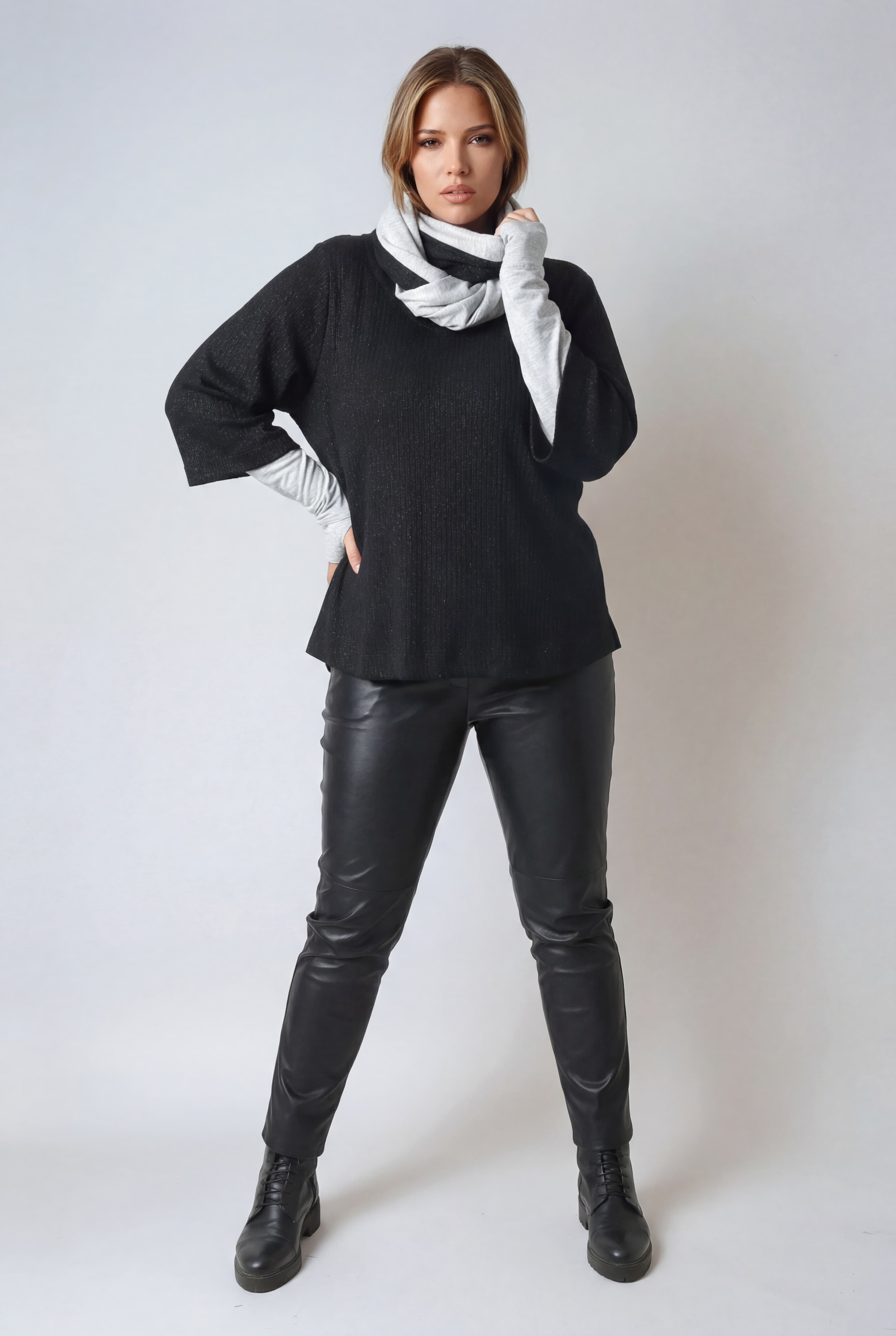 Pull bicolore en molleton viscose avec mitaines lurex et col écharpe amovible