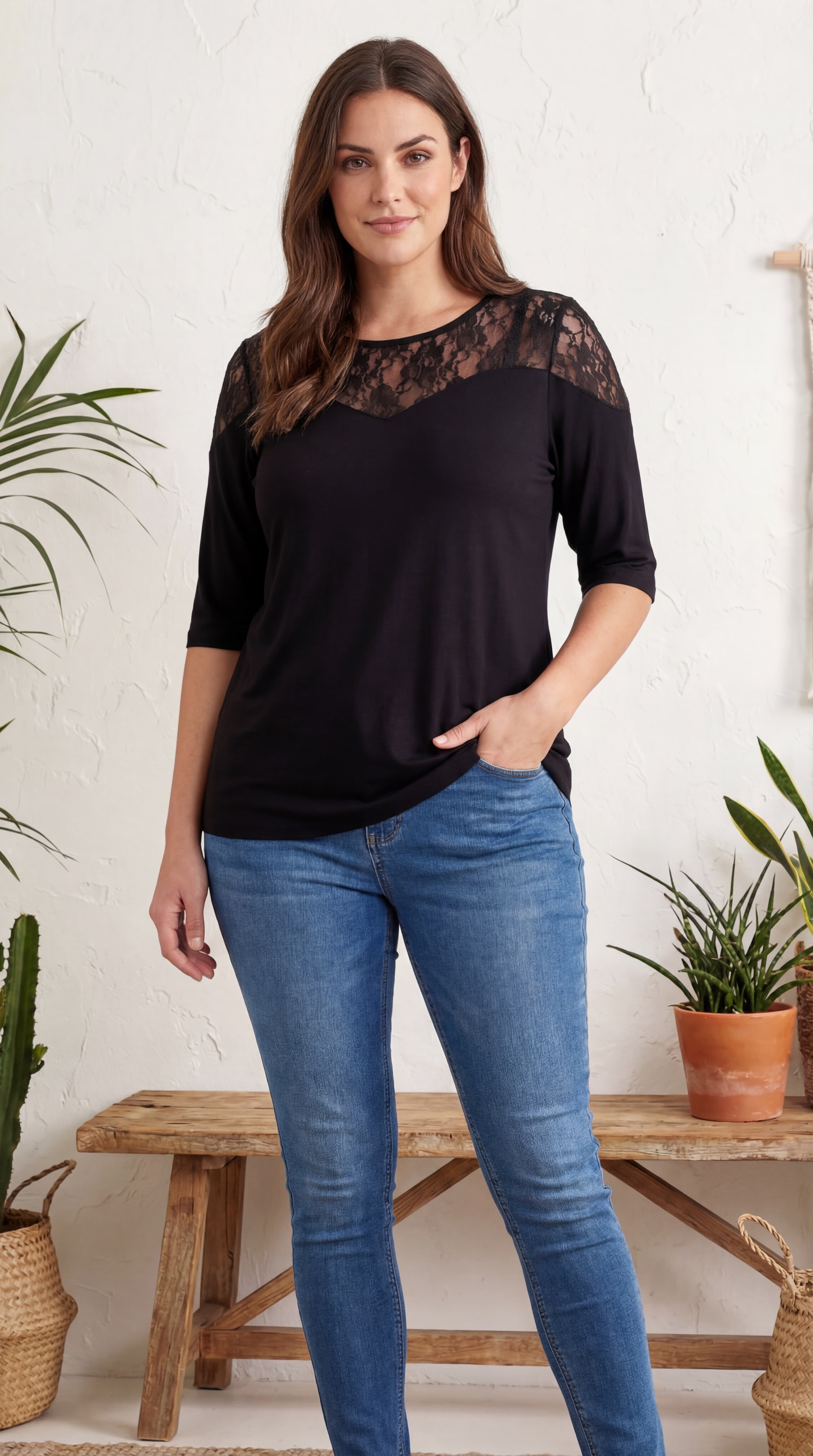 Tee shirt en maille ultra douce a empiecement dentelle