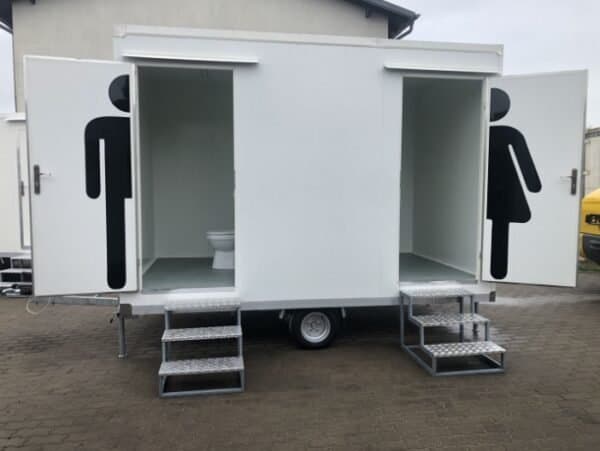 Autonomer Doppel-Sanitäranhänger