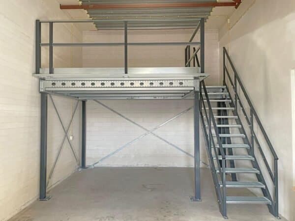 Mezzanine-Lagerplattform 10x10m| Belastbarkeit 500 kg/m² | mit Treppe, Geländer und Übergabepunkt