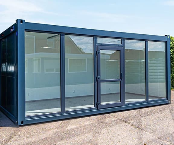 6 × 3 Meter großer Bürocontainer mit Glaswand, Farbe RAL 7016