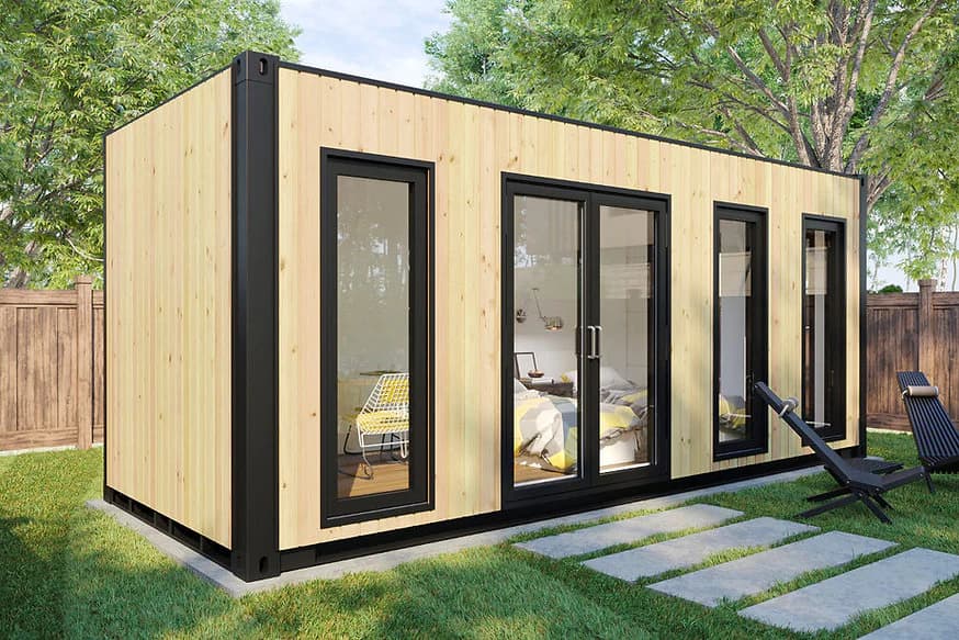 Studio-Container V4 / 13,2M2 Das V4-Containerstudio ist ein möbliertes und isoliertes Innen-Tiny House oder Hauserweiterung, das sofort geliefert werden kann. Die Dämmung und die hochwertigen Materialien machen es zu einer idealen Erweiterung für ein Containerhaus: -Kann das ganze Jahr über bewohnt werden -Kann umgebaut werden -Umbaubar in ein Büro, Yogaraum oder Gästezimmer Seine technischen Funktionen und Premium-Komponenten machen es wirklich zu einem High-End-Container-Studio: - Saubere Holzverkleidung außen - Elegante Innenvertäfelung - Massiver Eichenboden - Hochwertige Doppelverglastungstüren und -Steckdosen - LED-Leuchten - Die Platzierung von Öffnungen, Verkleidungsfarben und einigen weiteren Details kann nach Ihren Wünschen individuell angepasst werden, bitte kontaktieren Sie uns gerne! Beschreibung -Außenlänge: 6,03 m Außentiefe: 2,48 m -Innenraumhöhe: 2,59 m Innenraum: 13,2 m² -Außenfläche: 14,6 m² Volumen: 32,12 m³ -Gewicht: 3,1 Tonnen -Lieferung: Zusammengebaut