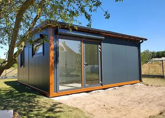 Minicasa móvil tipo contenedor con dos dormitorios (32 m²)