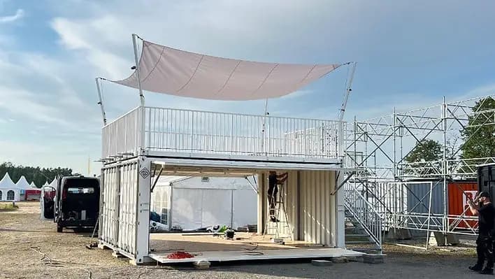 Contenedor para eventos ampliable de 2x20 DV con terraza en la azotea.