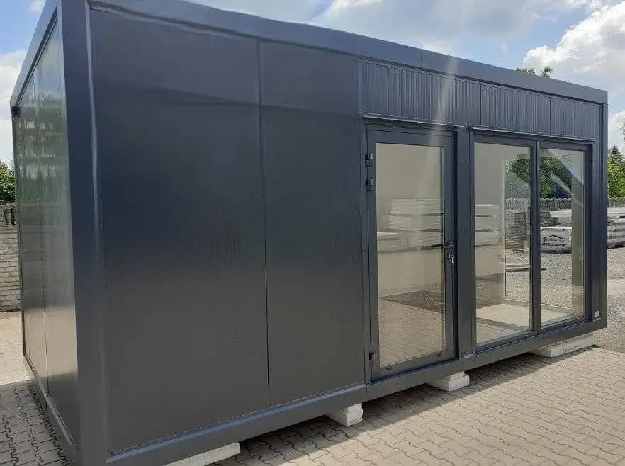 Módulo de oficina autónomo de 18 m² para todo el año, con ventilación, instalación eléctrica y conexiones de agua.