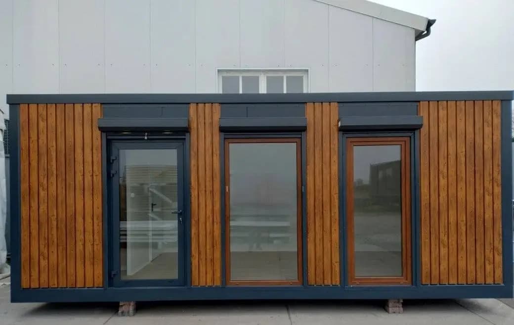 Contenedor de oficina de 21 m² con WC y cocina pequeña.