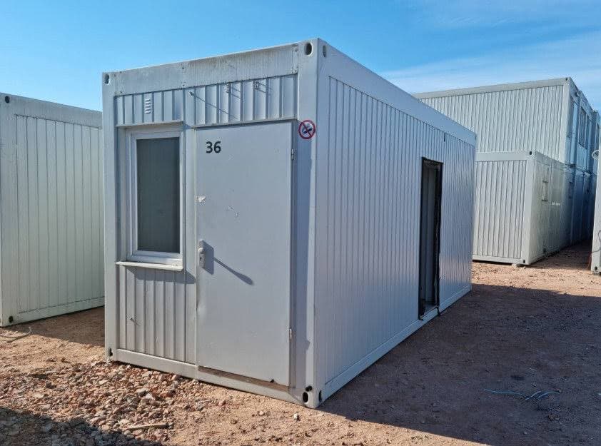 Contenedor de 15 m² habitable y con oficina, equipado con ducha, WC y conexión para cocina.