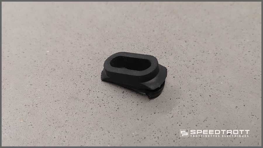 Passe câble inférieur manche - XT800