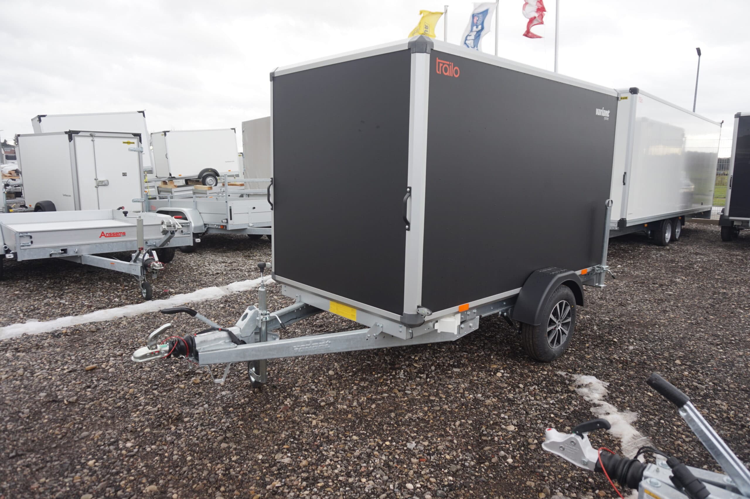 Variant PKW Anhänger Kofferanhänger 1315 Edt. mit Flügeltüren 1350 kg, Ladefläche 2,58 x 1,48 m, Innenhöhe 1,57 m