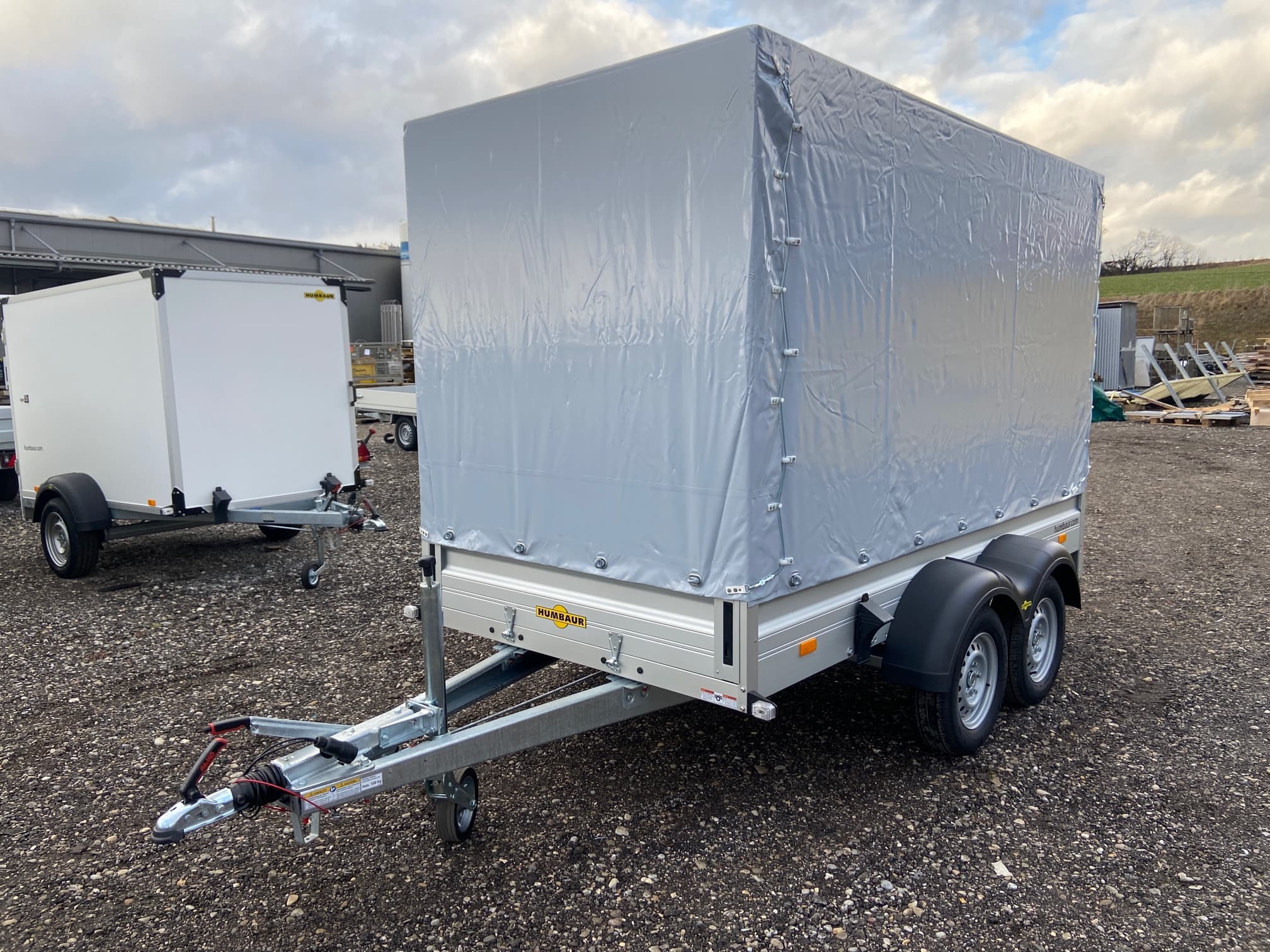 Humbaur HA 203015 KV 2000kg gebremst Ladefläche 3,03 x 1,50m mit Klappe vorn Plane 2,05m Farbe grau