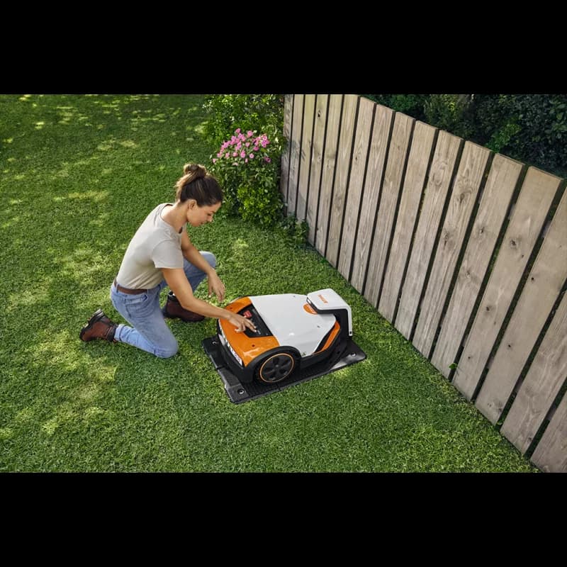 Robot tondeuse STIHL iMOW 5 - jusqu'à 1500 m², système DISCUT 3 lames