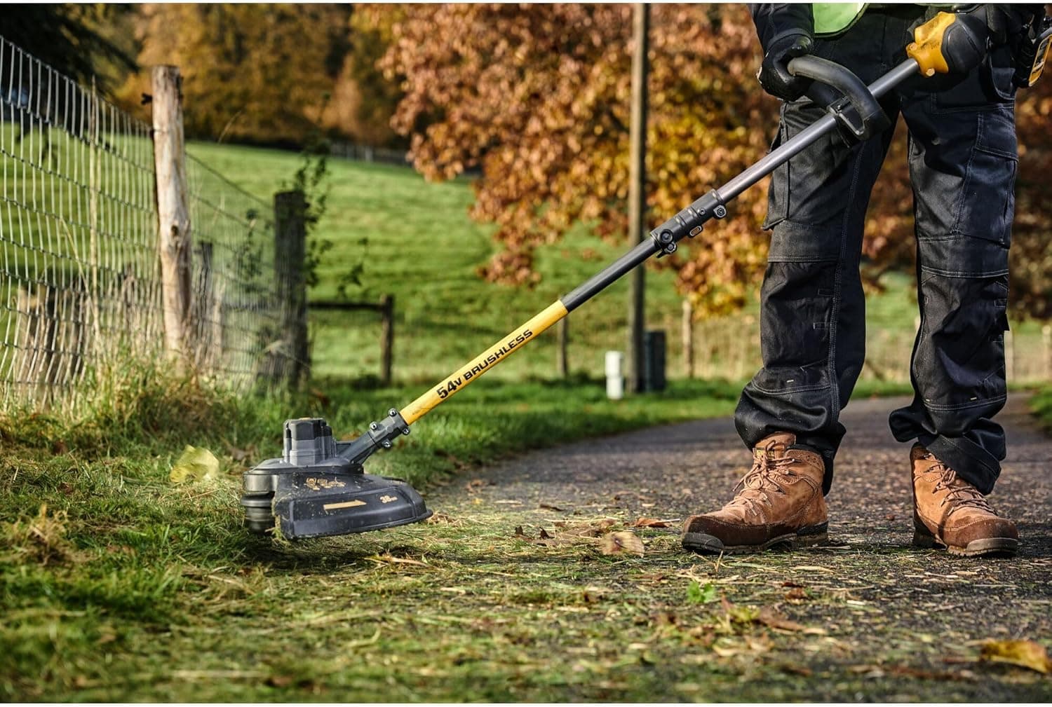 Débroussailleuse à batterie 54 V largeur de coupe 33 cm fil 7,5 m