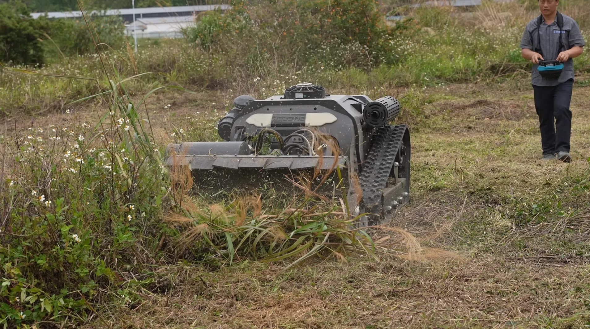 Tondeuse télécommandée à chenilles KOHAM KH-XLM8045B pour pente jusqu’à 45°