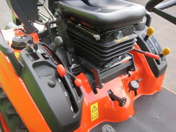 Kubota BX 231 DV avec option distributeur monolevier de série – arceau arrière – avec roue industrielles