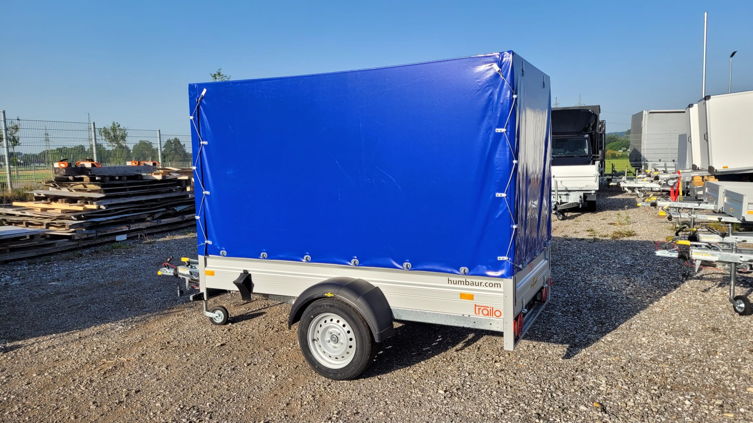 Humbaur PKW-Anhänger Tieflader HA 132513 KV Alu 1300 kg Ladefläche 2,51 x 1,31 m, Klappe vorn mit Plane 1,60 m Farbe blau 100 km/h
