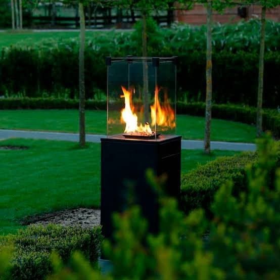 Chauffage flamme vitré — Colonne de verre, base noire