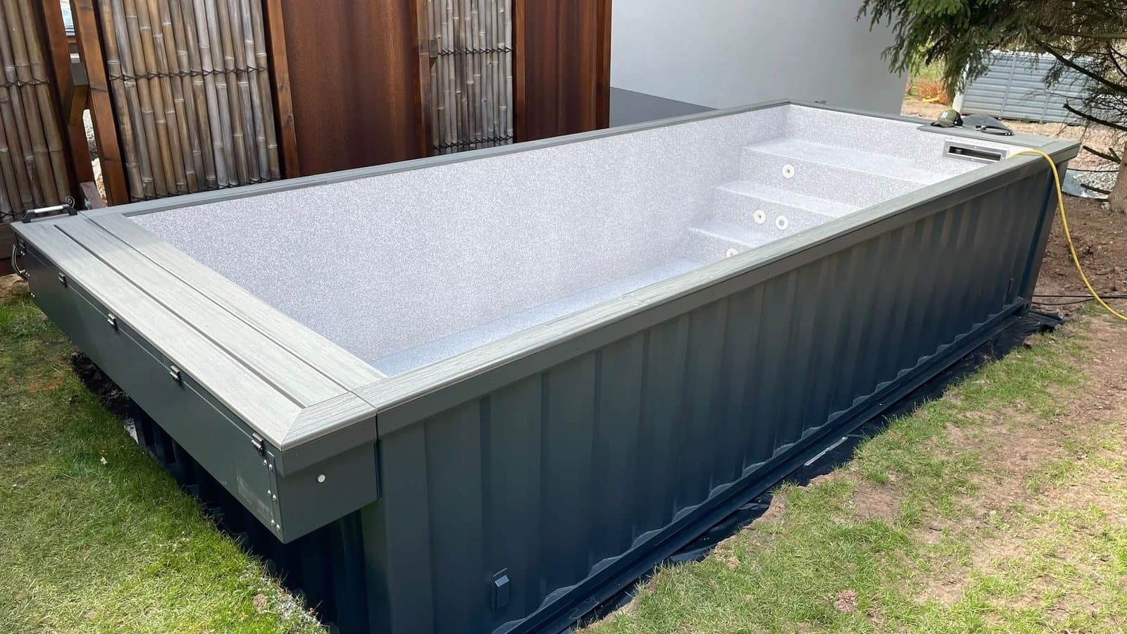 Piscine en conteneur de 6m x 2.4m avec éclairage LED