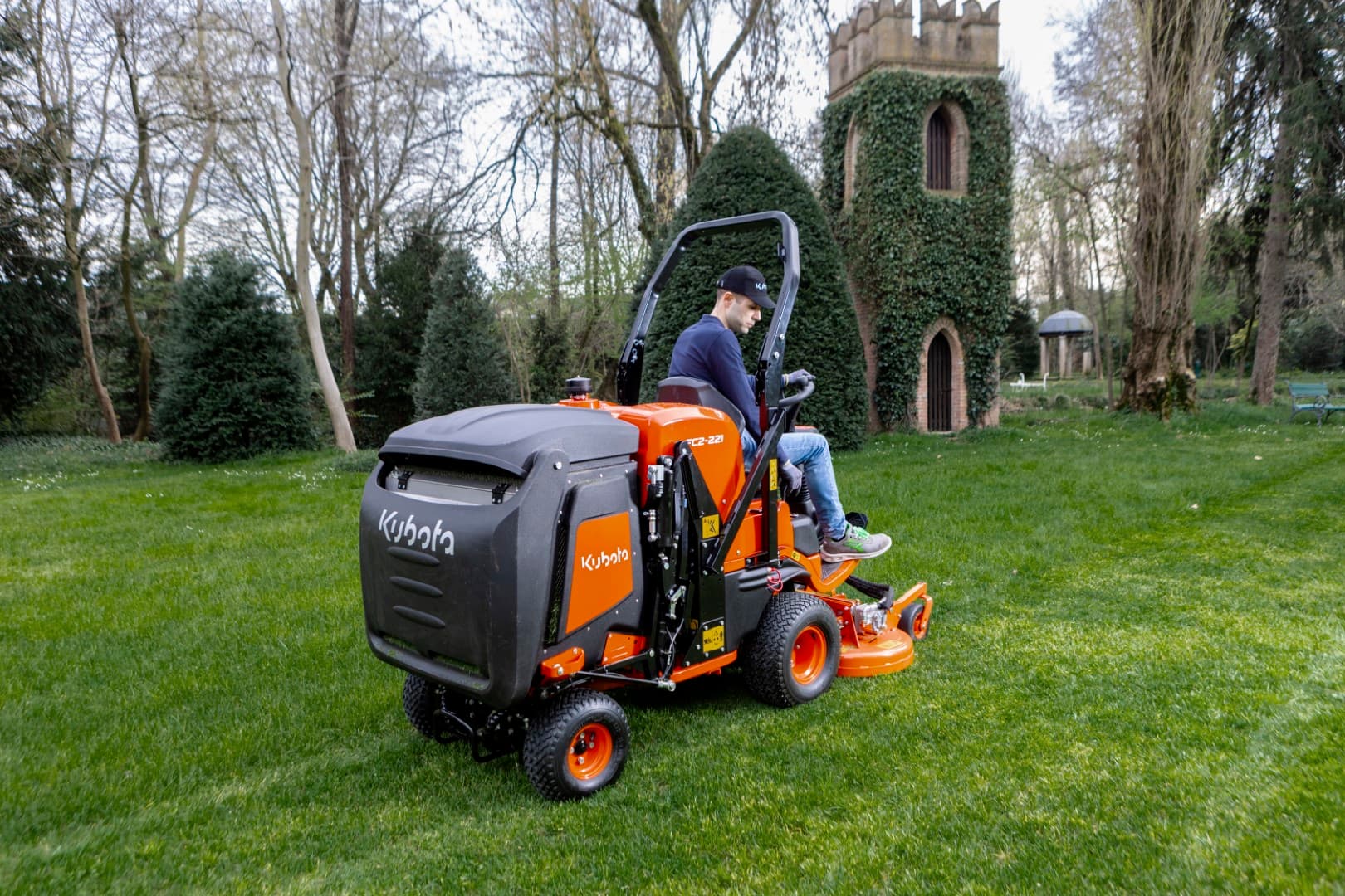 Tondeuse frontale Kubota FC2 – Idéale pour les espaces étroits et travaux précis