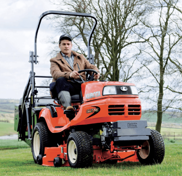 Tracteur tondeuse Kubota G21 – Performance et robustesse pour un travail intensif