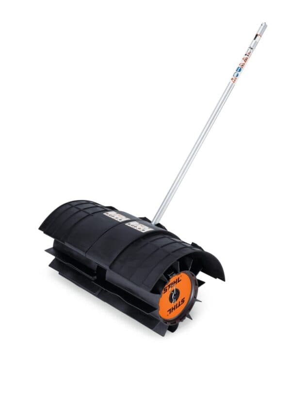 Balai-racleur STIHL KW-KM – Polyvalence toutes saisons pour CombiSystème
