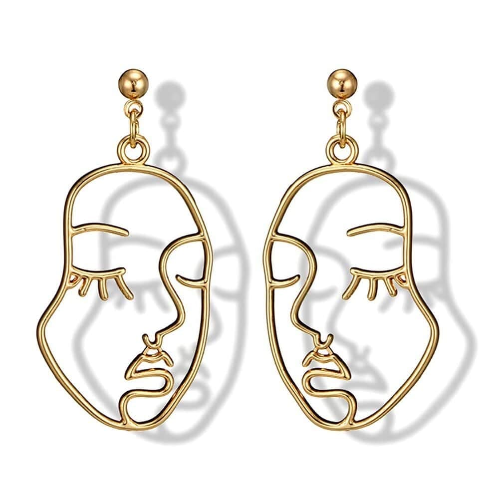 Boucles d'oreilles dorées visage féminin