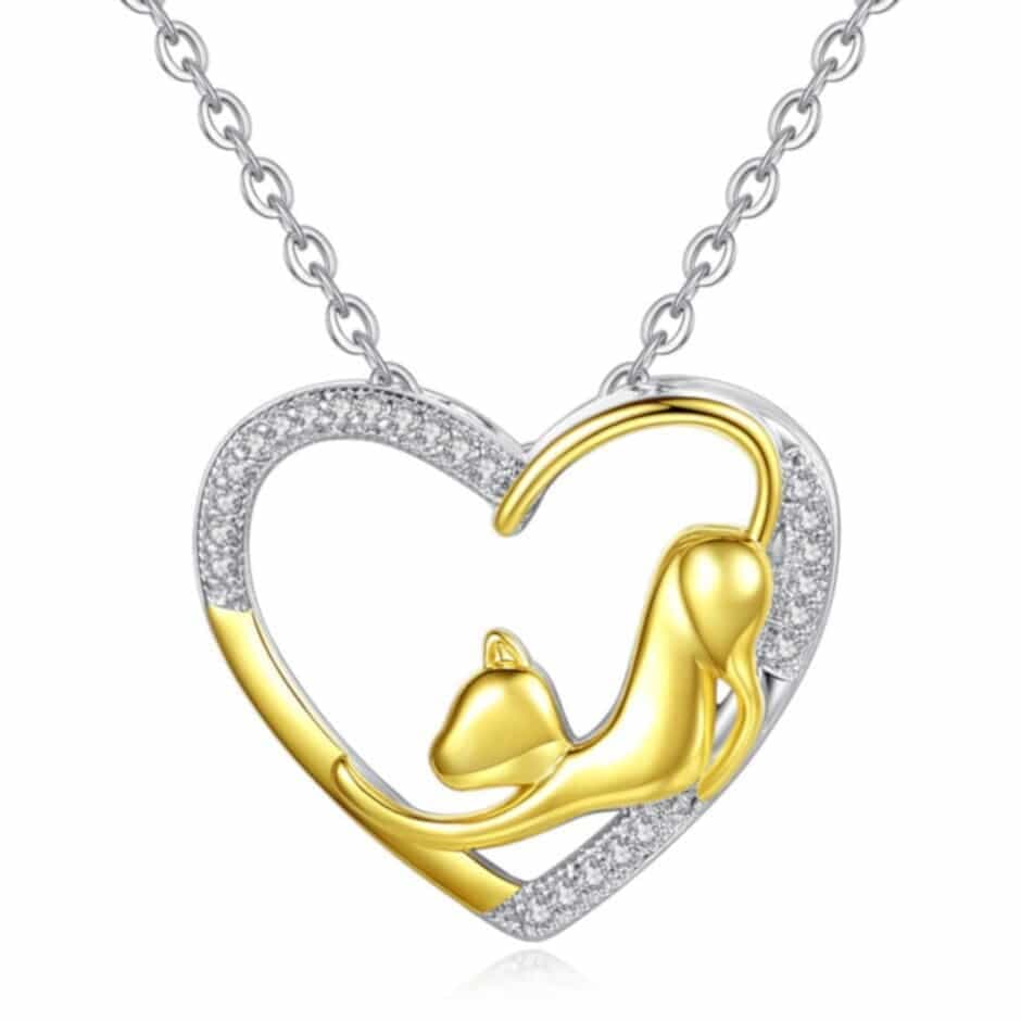 Pendentif chat doré dans un coeur avec chaîne