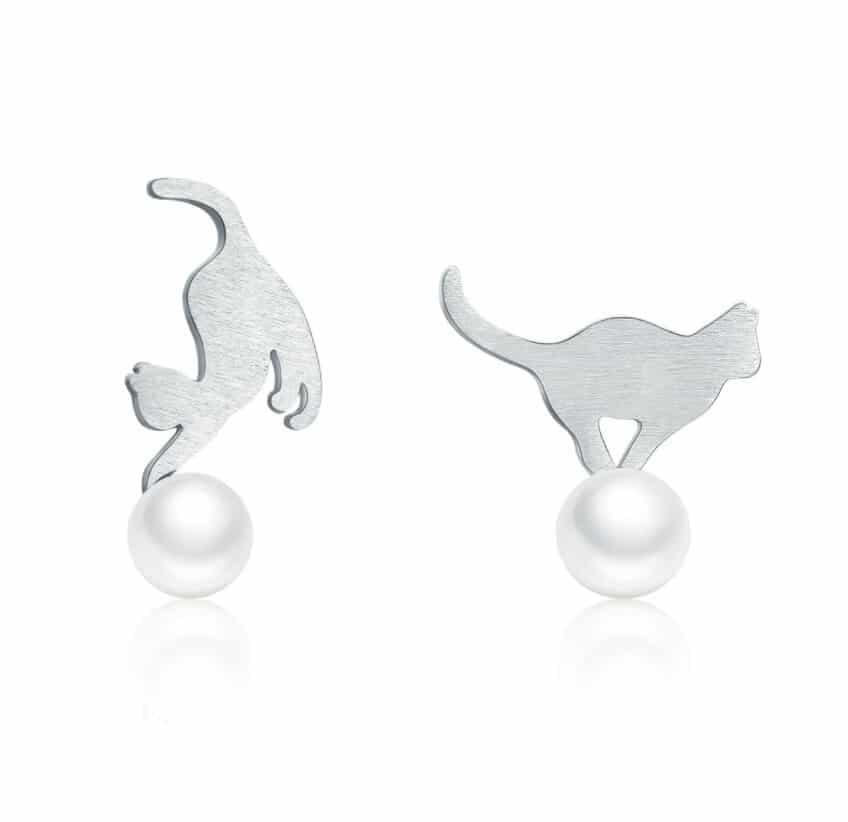 Boucles d'oreilles chat et perle blanche