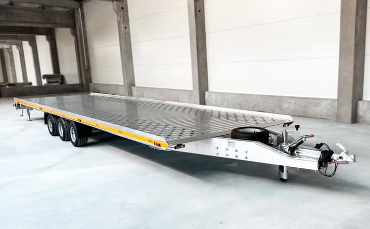 Remolque ligero para dos vehículos: capacidad de carga de hasta 2.700 kg.
