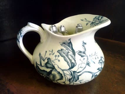 Broc de toilette ancien en porcelaine
