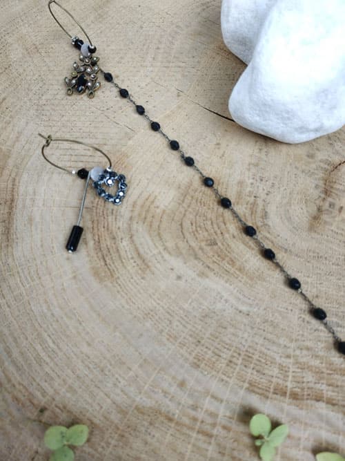 Boucles d'oreilles asymétriques vintage - Collier de perles noires