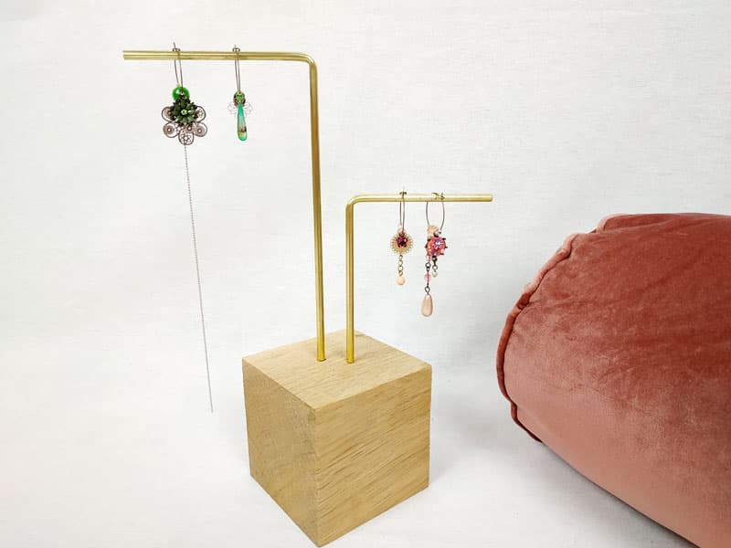 Présentoir à bijoux – Chêne et tiges laiton