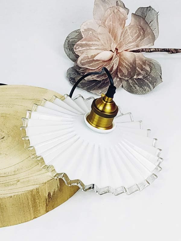 Suspension bronze et opaline blanche plissée en verre VENDU - Abat-jour seul
