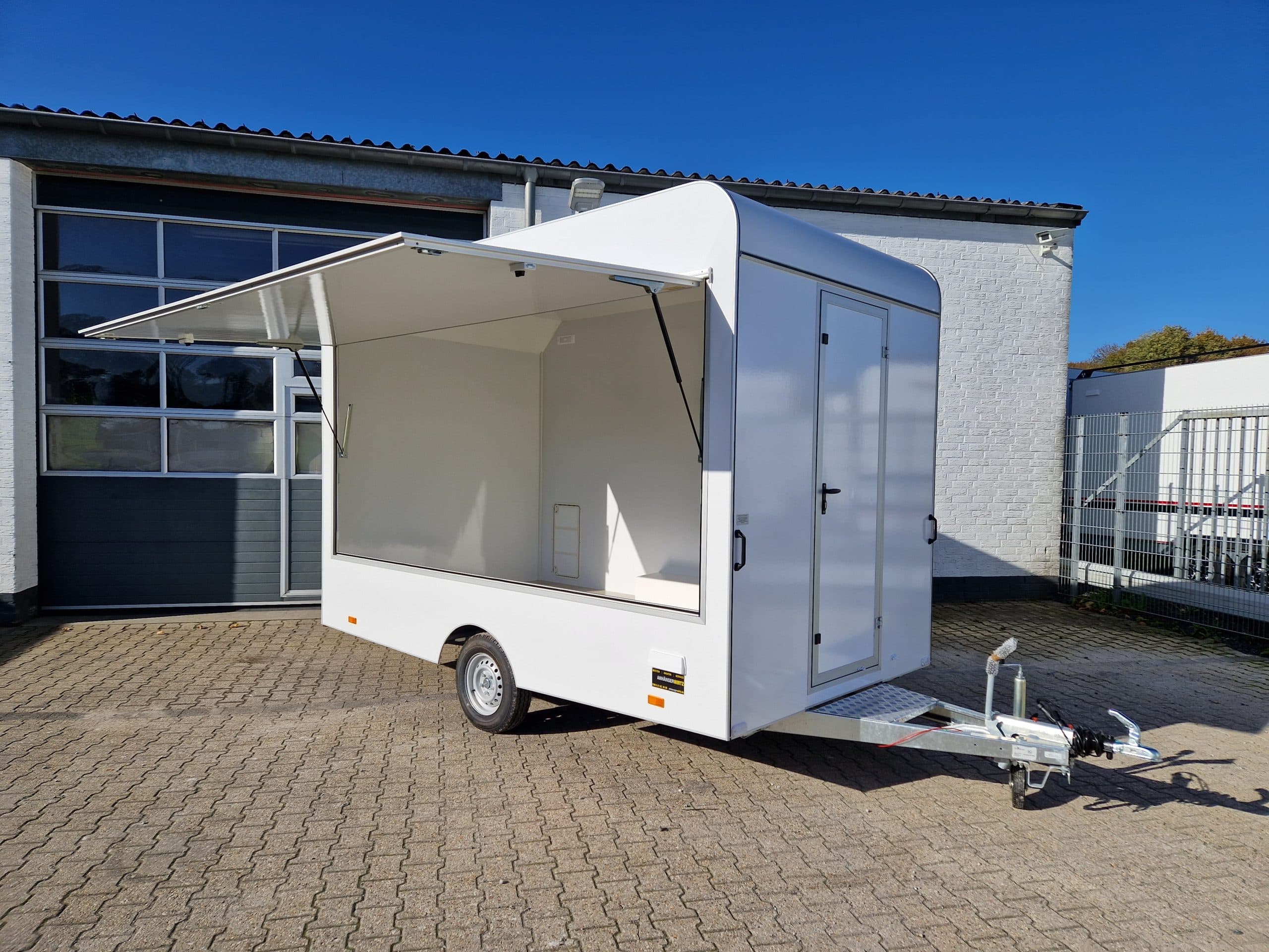 Rimorchio vendita VK 360 200 aero retro 360x200x230 cm con 1 sportello vendita, impianto 230V e luce interna, 1300 kg, vendita fine serie