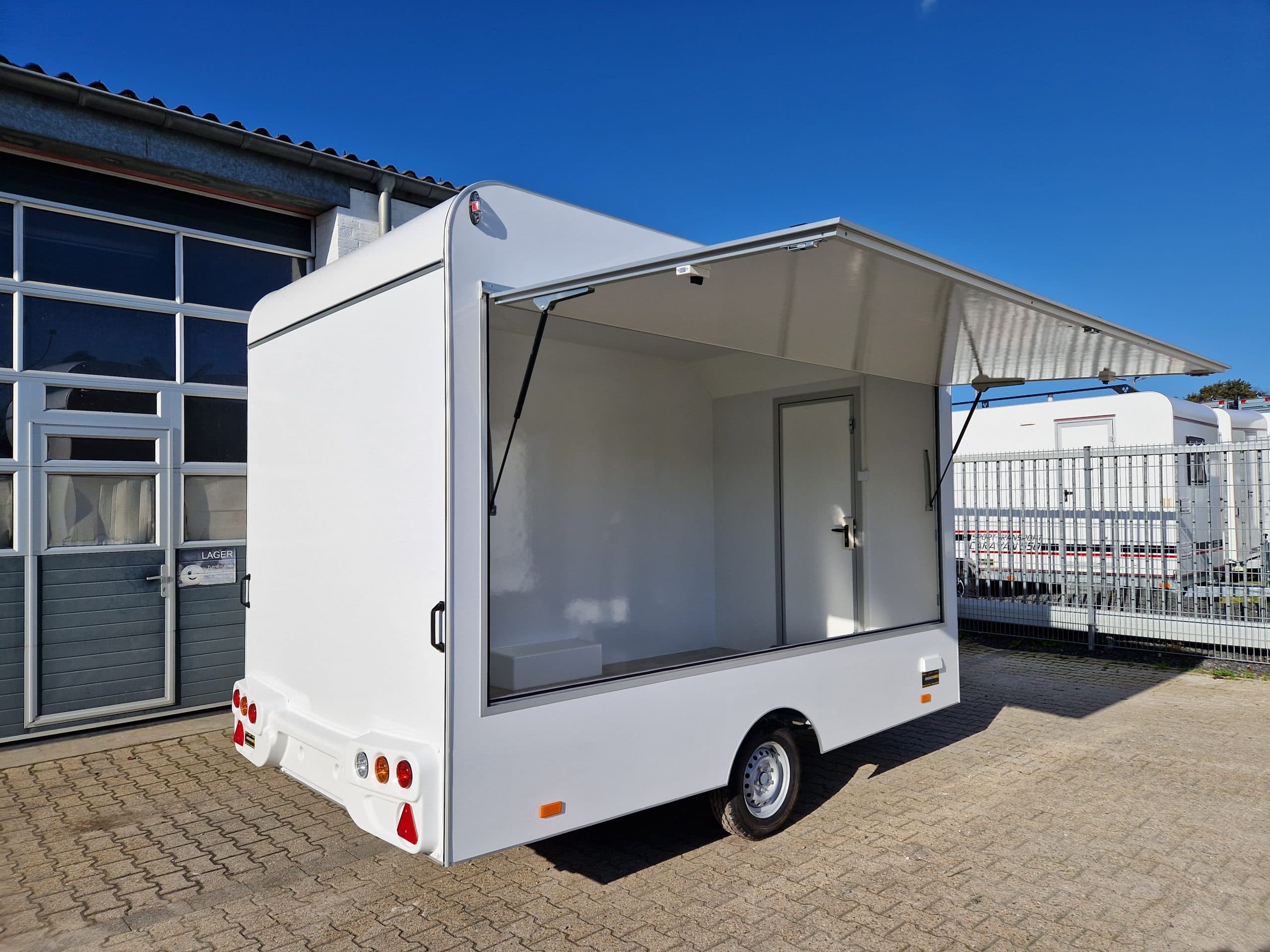 Rimorchio vendita VK 522 200 aero retro 520x200x230 cm con 2 sportelli laterali, impianto 230V e luce, 2700 kg