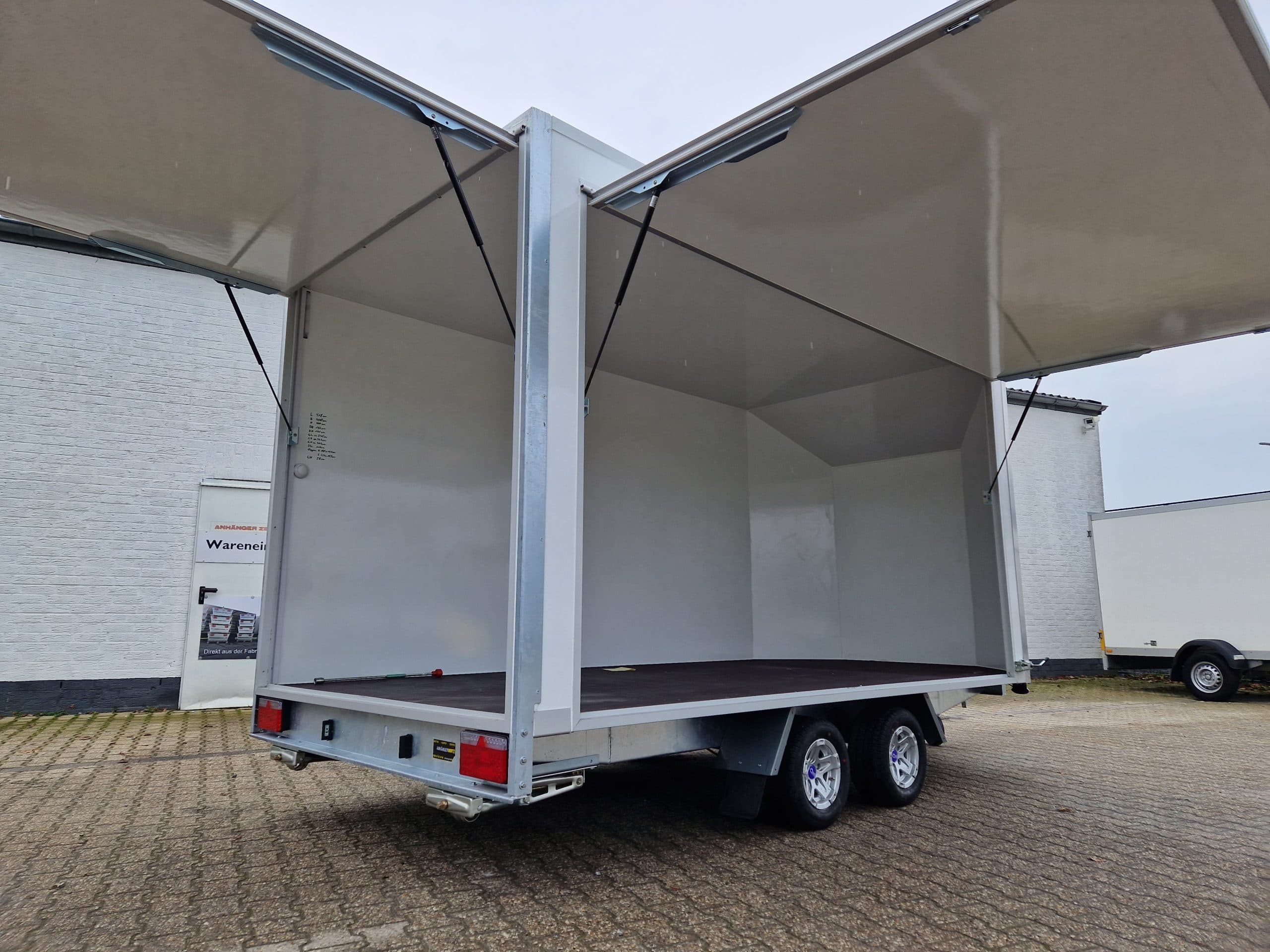 Rimorchio furgonato pianale alto FC2024HTL per fiere 400x200x200 cm aerodinamico, cerchi in lega 10", 2000 kg, 100 km/h