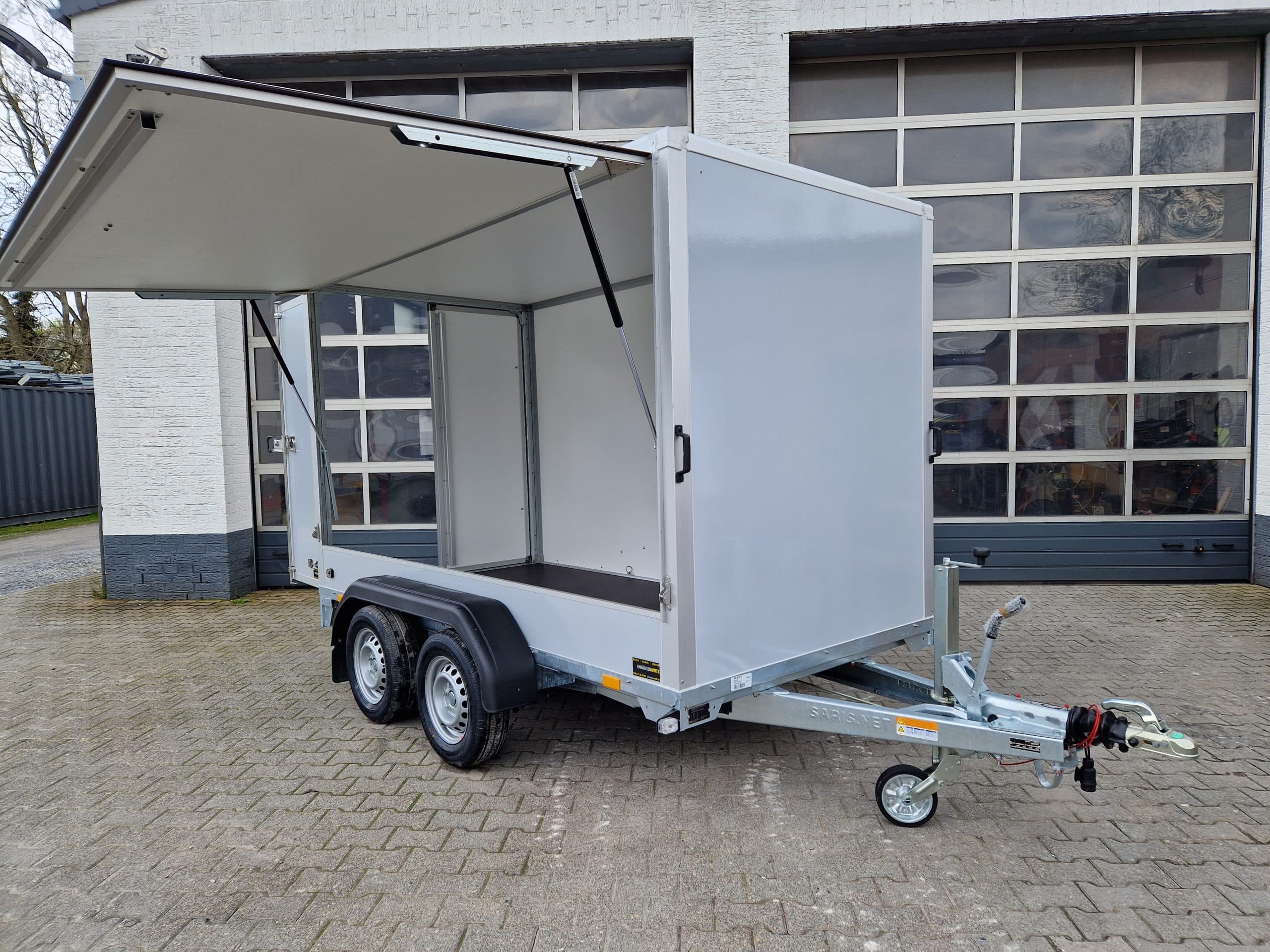 Rimorchio furgonato Saris GO 306 154 180 2000 2, 306x154x180 cm, vetroresina grigia, sportello laterale, M, 2000 kg