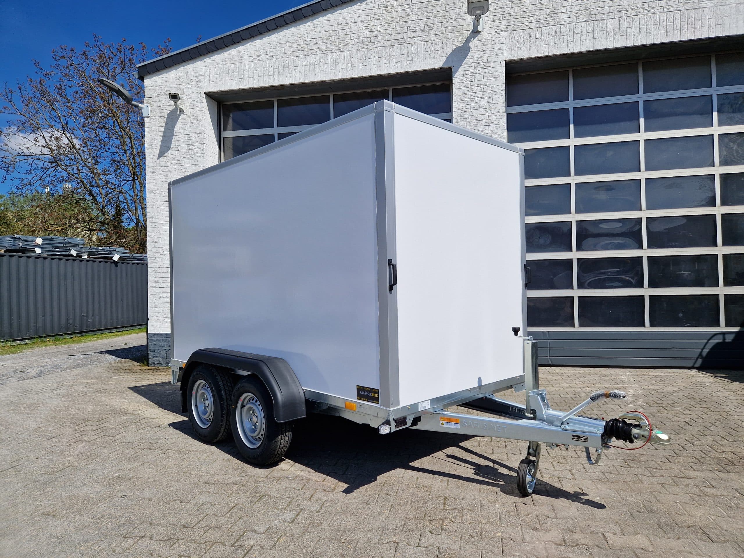 Rimorchio furgonato Saris GO 306 154 180 2700 2, 306x154x180 cm, vetroresina bianca, rampa posteriore, M, 2700 kg, modello 2025
