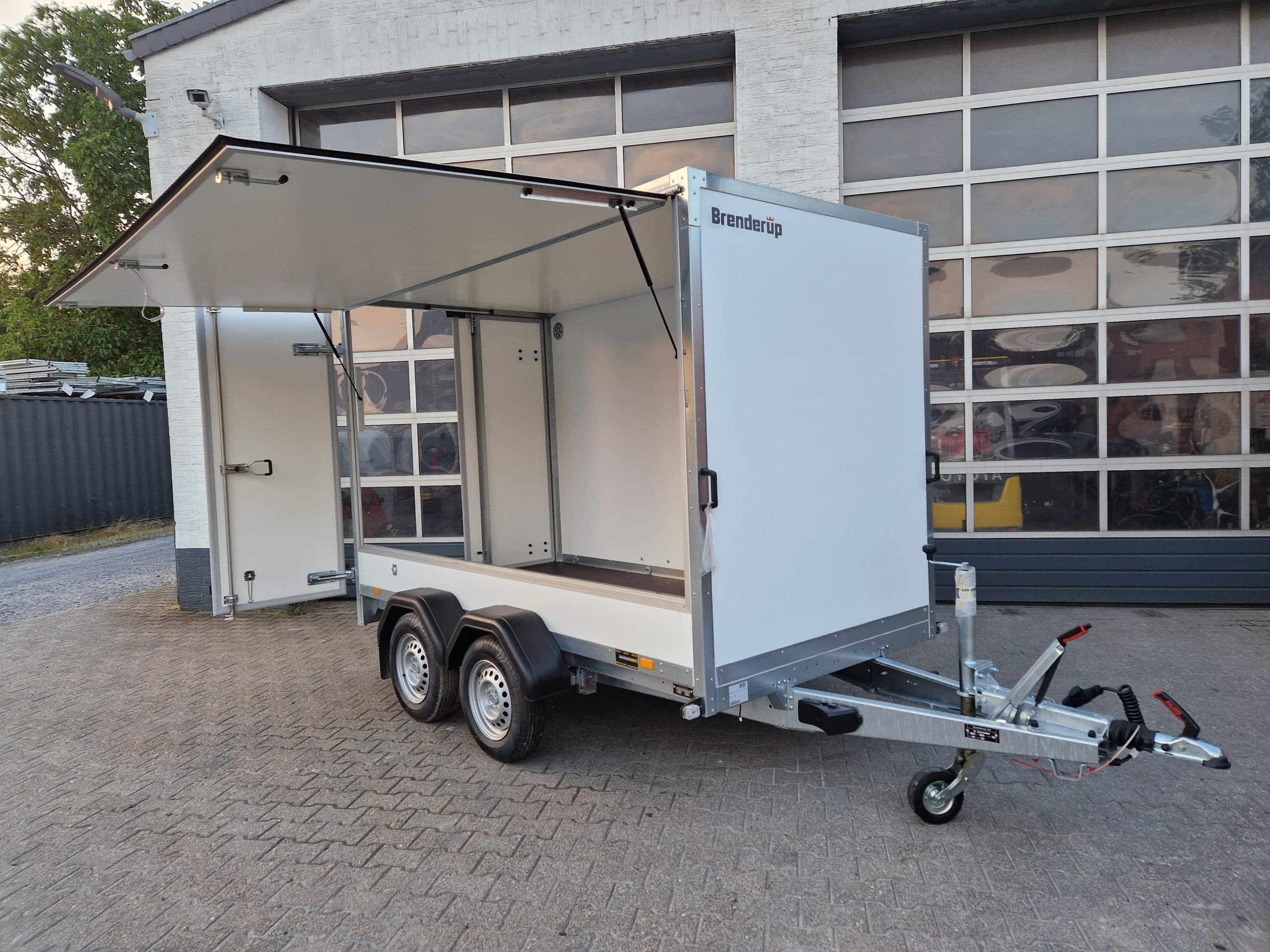 Brenderup Cargo Dynamic CD300 TB D ST SK 300x155x185 cm con porte posteriori, porta laterale, sportello servizio e pareti a nido d’ape, 2000 kg